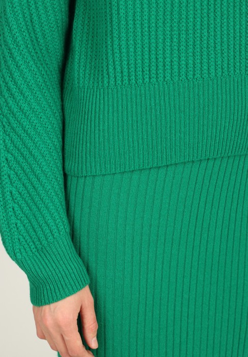 Товар зеленого цвета с внутренней стороны