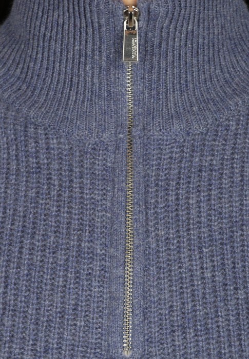 Товар синего цвета с внутренней стороны