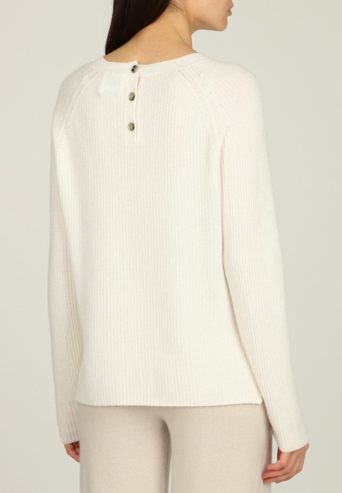 Товар белого цвета с внутренней стороны