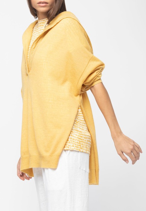 Товар желтого цвета с внутренней стороны