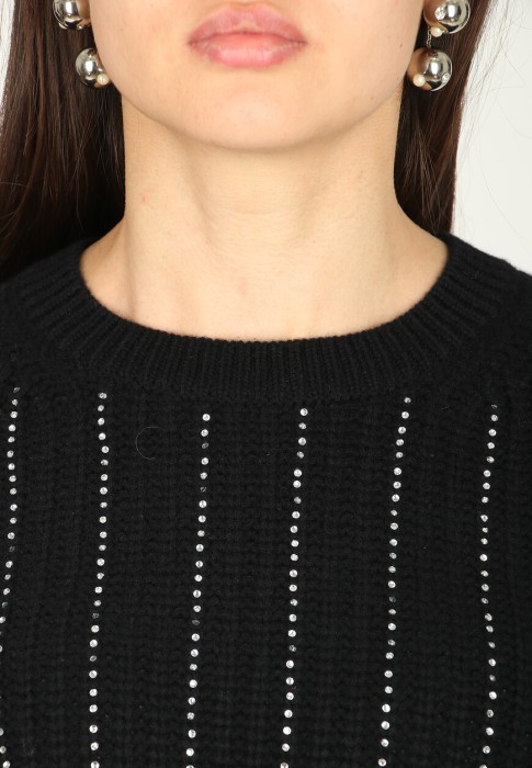 Товар черного цвета с внутренней стороны