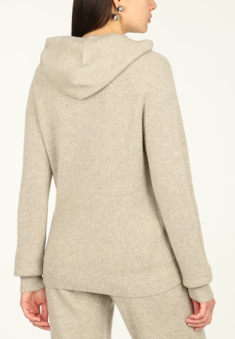 Товар бежевого цвета с внутренней стороны