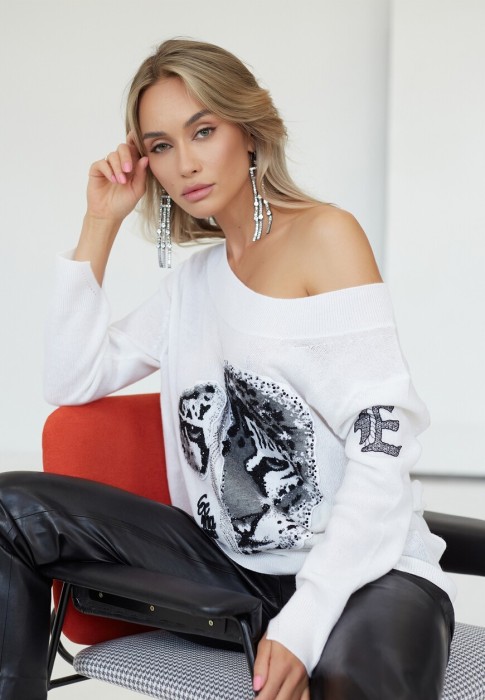 Товар белого цвета с внутренней стороны