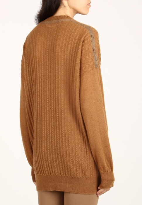 Товар бежевого цвета с внутренней стороны