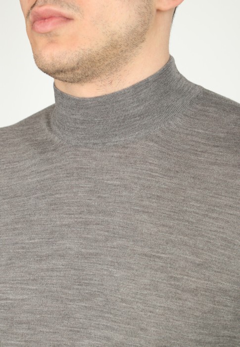 Товар коричневого цвета с внутренней стороны