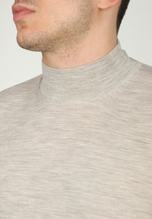 Товар бежевого цвета с внутренней стороны