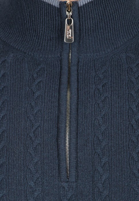 Товар синего цвета с внутренней стороны