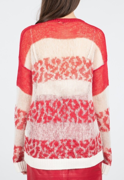 Товар красного цвета с внутренней стороны