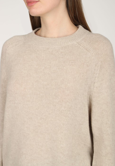 Товар бежевого цвета с внутренней стороны