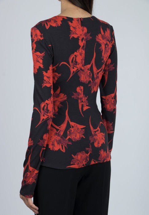 Товар красного цвета с внутренней стороны