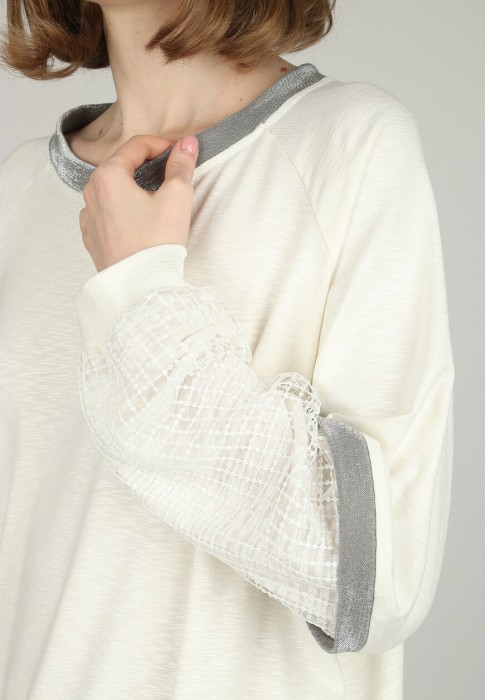 Товар белого цвета с внутренней стороны