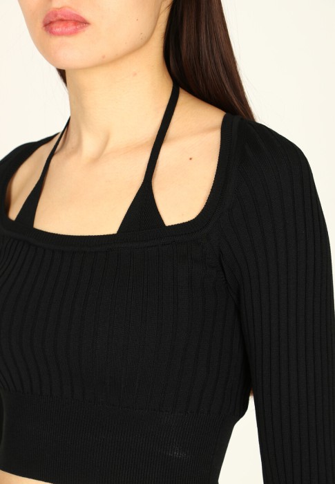 Товар черного цвета с внутренней стороны