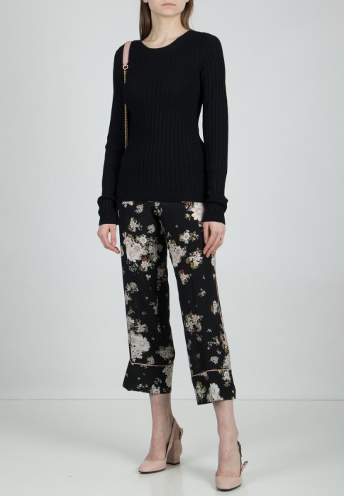 Товар черного цвета с внутренней стороны