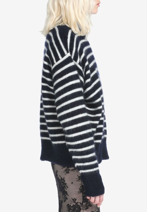 Товар белого цвета с внутренней стороны