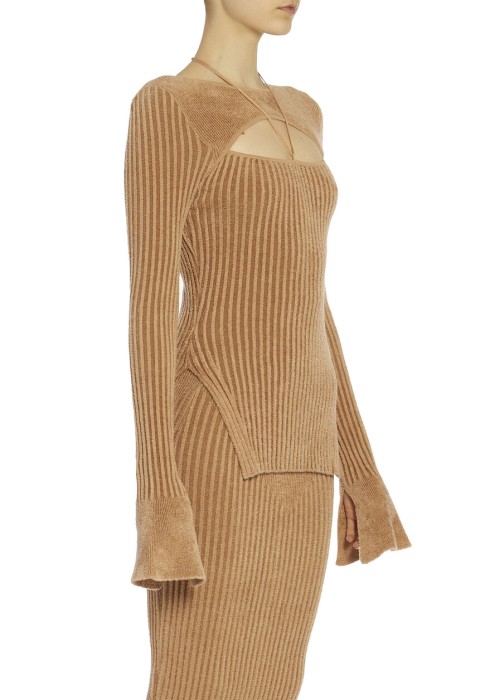 Товар коричневого цвета с внутренней стороны