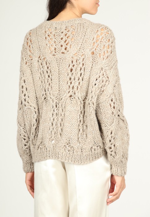 Товар бежевого цвета с внутренней стороны