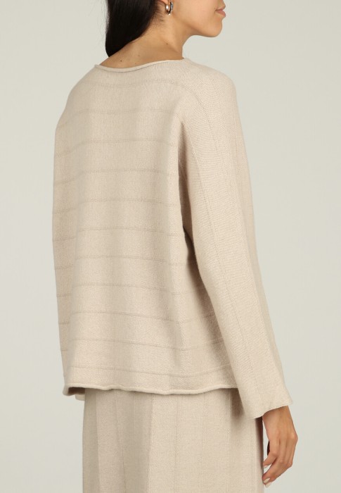 Товар бежевого цвета с внутренней стороны