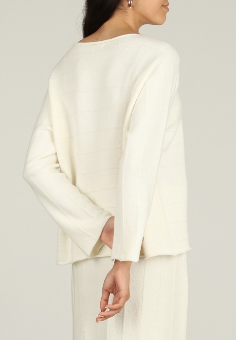 Товар белого цвета с внутренней стороны