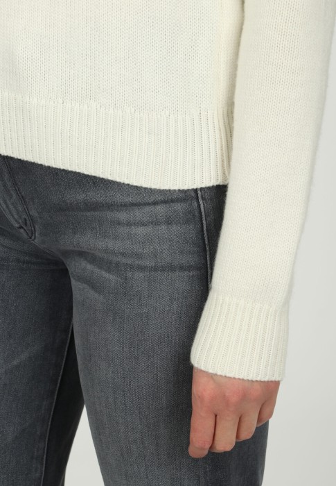 Товар белого цвета с внутренней стороны