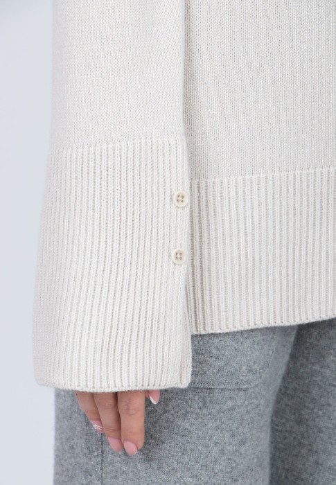 Товар бежевого цвета с внутренней стороны