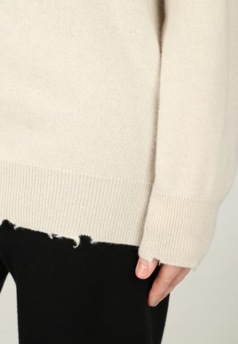 Товар бежевого цвета с внутренней стороны