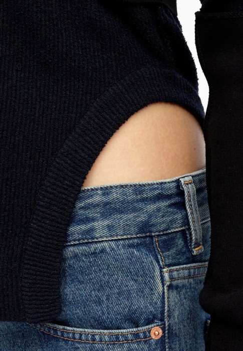 Товар черного цвета с внутренней стороны