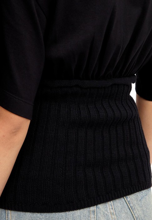 Товар черного цвета с внутренней стороны