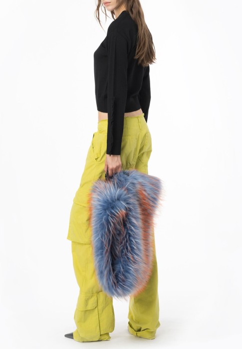 Товар черного цвета с внутренней стороны