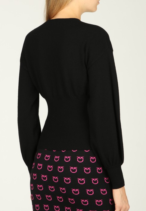 Товар черного цвета с внутренней стороны