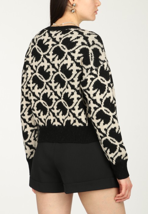 Товар черного цвета с внутренней стороны