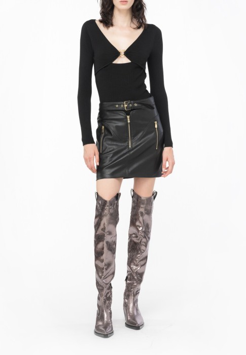 Товар черного цвета с внутренней стороны