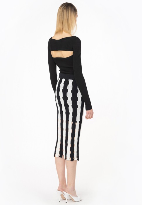 Товар черного цвета с внутренней стороны