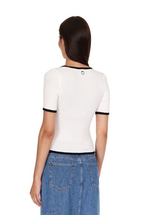 Товар белого цвета с внутренней стороны