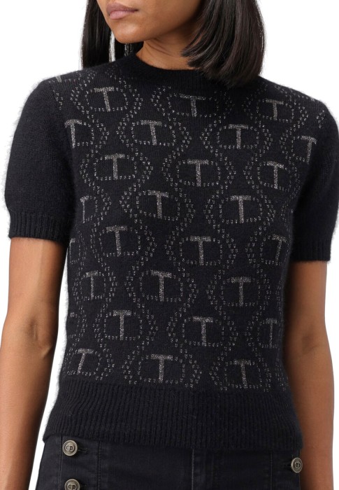 Товар черного цвета с внутренней стороны