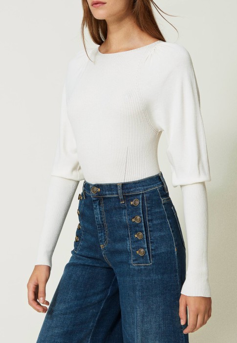 Товар белого цвета с внутренней стороны