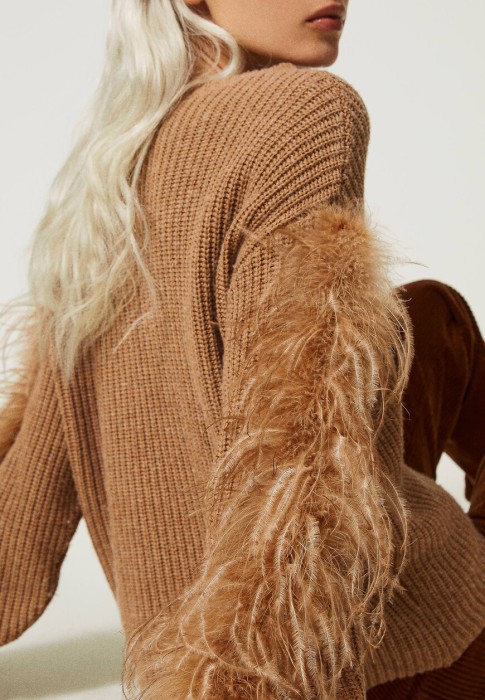 Товар коричневого цвета с внутренней стороны