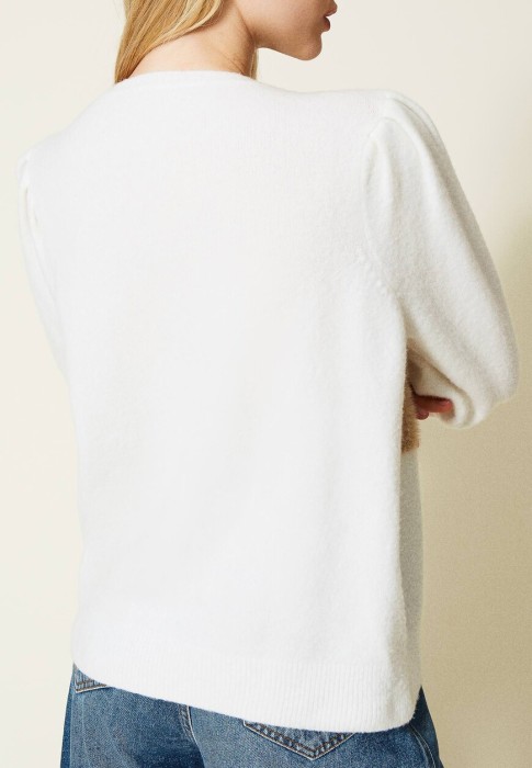 Товар бежевого цвета с внутренней стороны