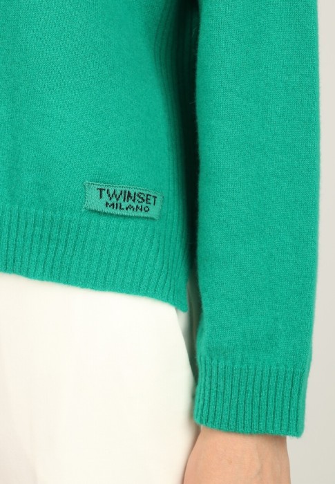 Товар зеленого цвета с внутренней стороны