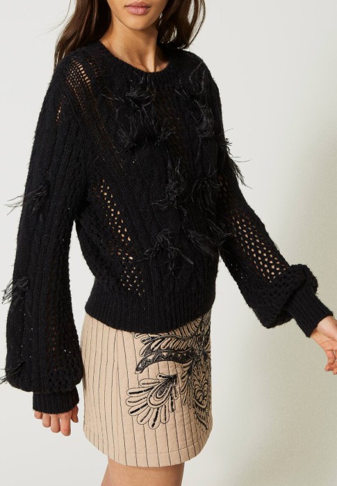 Товар черного цвета с внутренней стороны