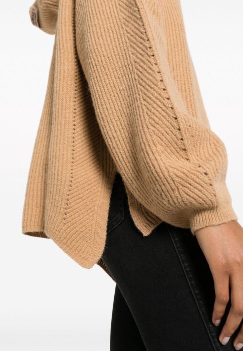 Товар коричневого цвета с внутренней стороны