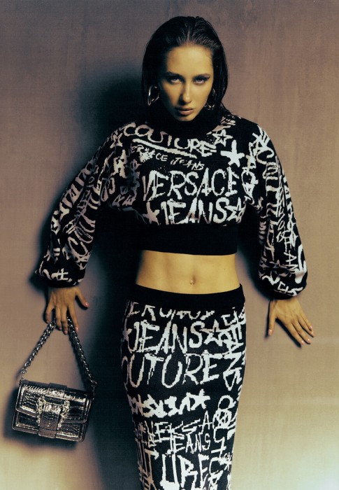 Товар черного цвета с внутренней стороны