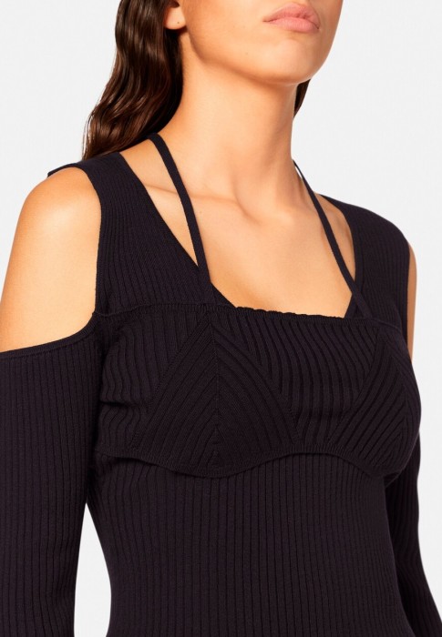 Товар черного цвета с внутренней стороны