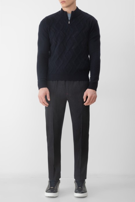 Товар синего цвета с внутренней стороны