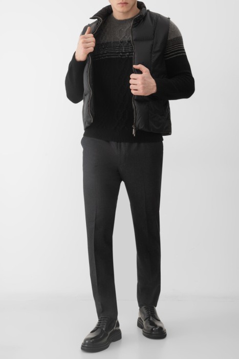 Товар черного цвета с внутренней стороны