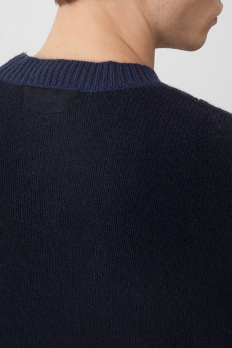 Товар синего цвета с внутренней стороны