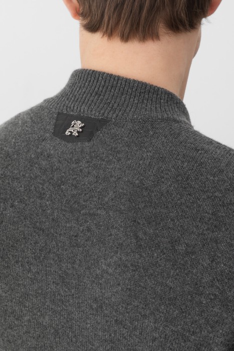 Товар серого цвета с внутренней стороны