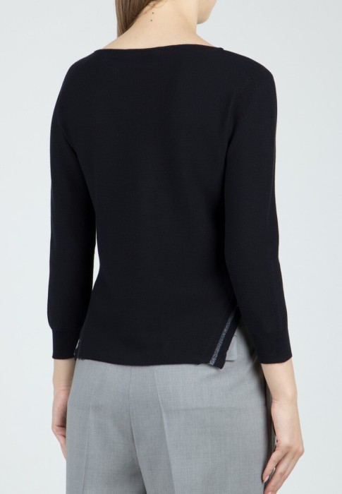 Товар черного цвета с внутренней стороны