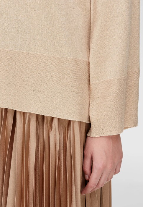 Товар бежевого цвета с внутренней стороны