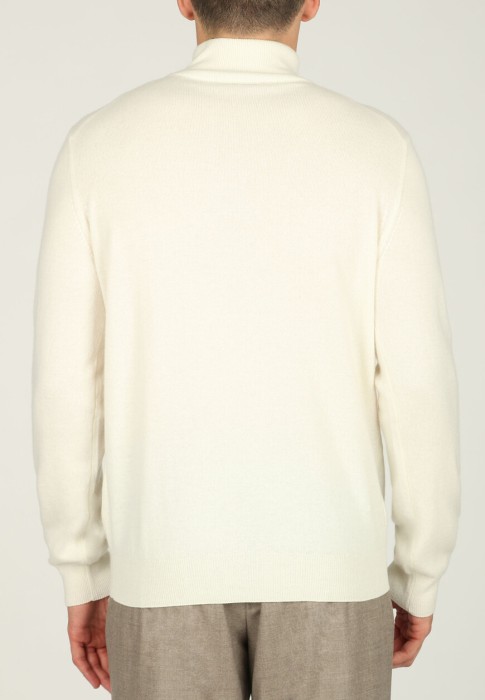 Товар белого цвета с внутренней стороны