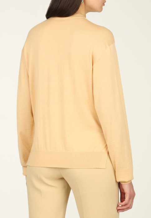 Товар бежевого цвета с внутренней стороны